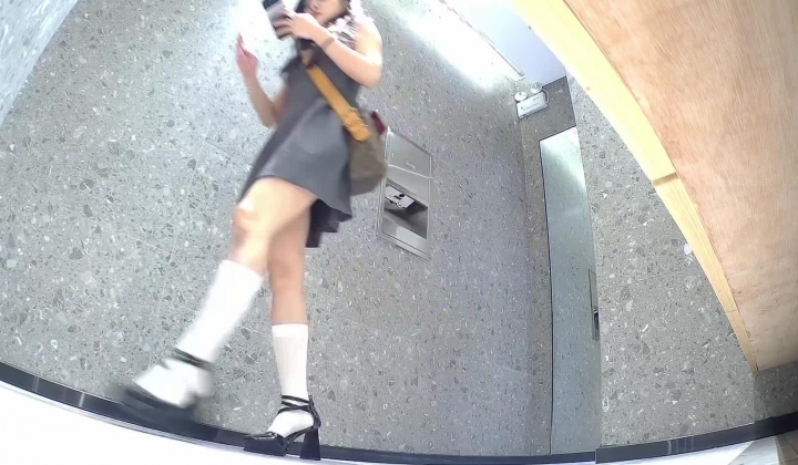 精品则拍，商场固定双机位高清愉拍数位美女小姐姐方便，气质连衣裙美眉月经期的极品逼太顶了
