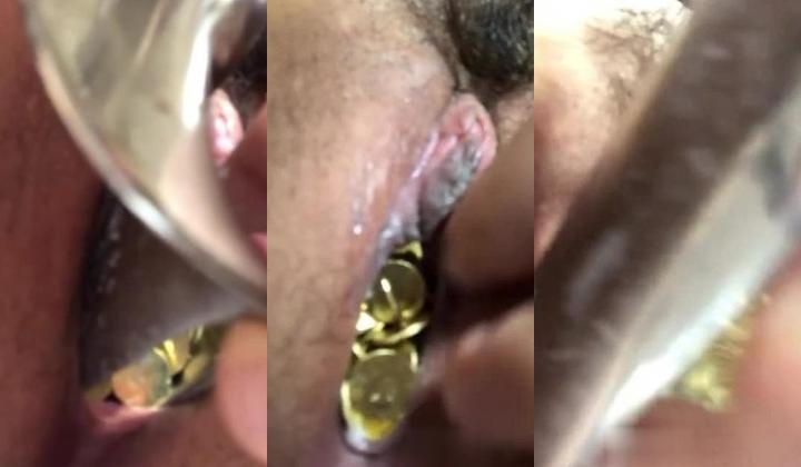 《稀缺资源猎奇极品调教》不喜勿下，绝对折磨！变态妹子一系列反人类式虐阴~胶水封、逼拔罐、马桶刷插