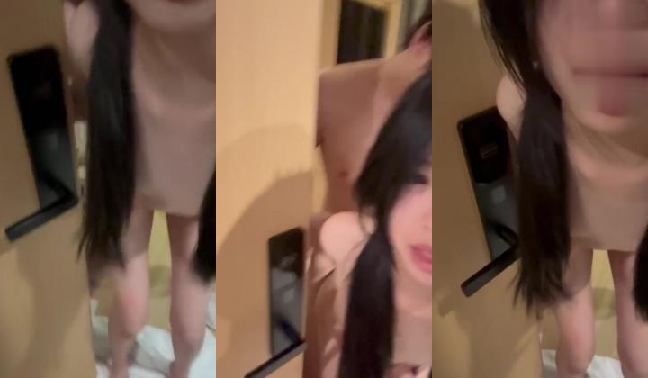 快手三万粉网红嫩妹，全身粉嫩和金主开房曝光，乖巧羞涩给金主口交，开着房间门被站着肏，非常刺激
