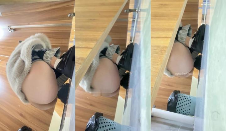 办公楼女厕近距离偷拍美女同事的极品嫩鲍鱼