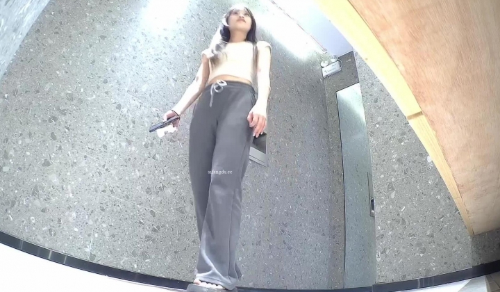 精品则拍，商场固定双机位高清愉拍数位美女小姐姐方便，气质连衣裙美眉月经期的极品逼太顶了
