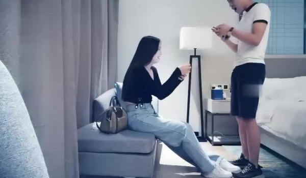 之前在深圳做因为疫情才回来的高颜值气质援交女酒店被小哥各种姿势激烈啪啪,扯着退狠狠后入,撞击声啪