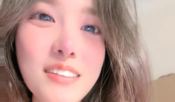 网红美女尤物小骚货！难得收费房大秀！撩下衣服揉捏柰子，脱光光粉穴特写，跳蛋震动多毛骚逼