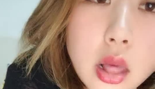 大胸小逼超骚的小少妇陪狼友直播大秀，全程露脸这大奶子真稀罕人，小逼特写玩弄大黑牛自慰揉捏骚奶子好