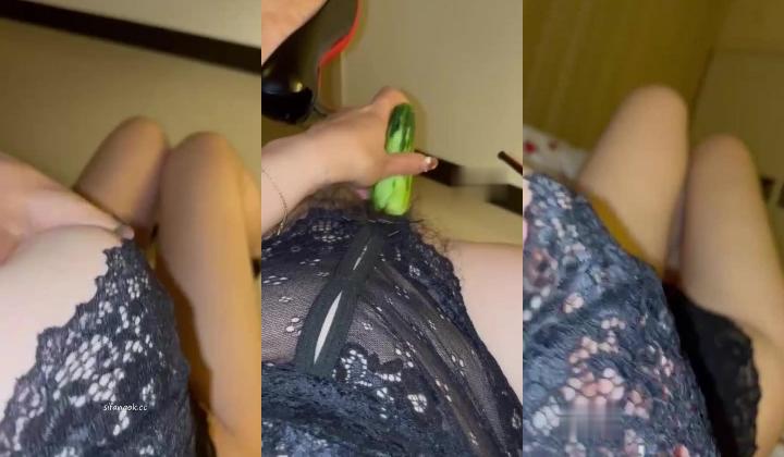 快手泄密！高颜值御姐【叶子姐姐】极骚露脸福利，裸舞自慰，各种场地户外啪啪