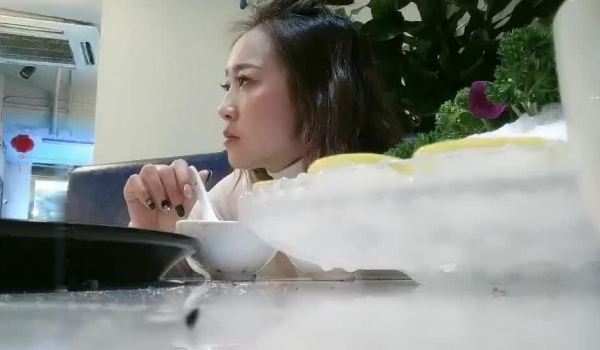 老哥约了个少妇吃完饭直播啪啪 上位骑乘大力猛操搞了两炮非常诱人