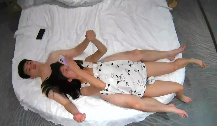 两天实录 热衷扣穴的男友 被窝里干了两次 扣了好几个小时女友穴