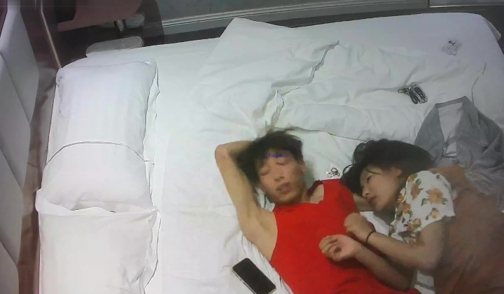 酒店偷拍饥渴年轻情侣开房小哥没啥性经验没坚持几分钟就射了