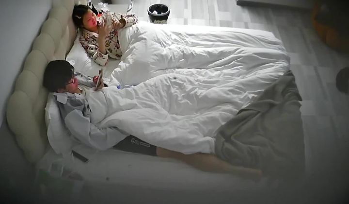 酒店偷拍连续3天入住表面乖巧实际反差的可爱女友换各情趣拍照和男友啪啪