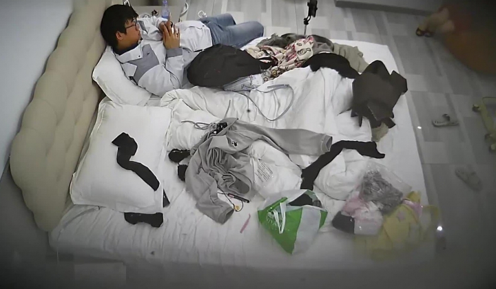 酒店偷拍连续3天入住表面乖巧实际反差的可爱女友换各情趣拍照和男友啪啪