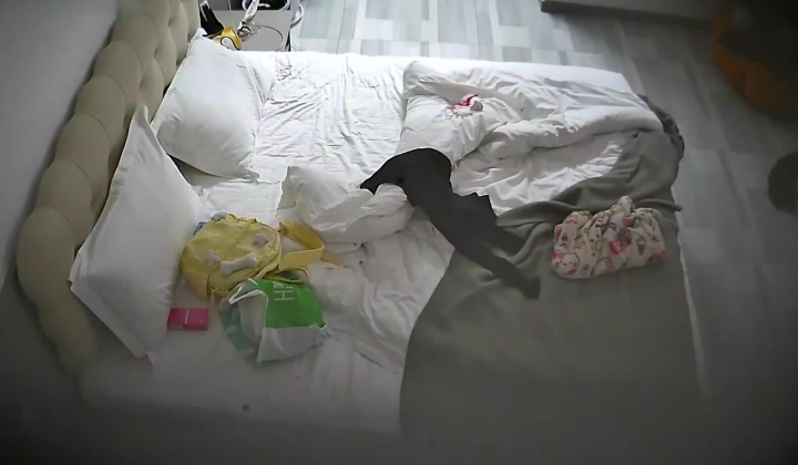 酒店偷拍连续3天入住表面乖巧实际反差的可爱女友换各情趣拍照和男友啪啪
