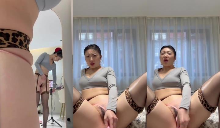 抖音福利！22万粉撸铁明星教练美少妇【彤宝】私密自拍，脸穴同框道具自嗨，丰满大屁股一般人操不服