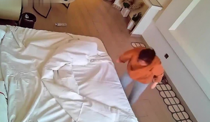 时尚女友中午跟小帅男友开房很主动 男友扳开腿猛力插入