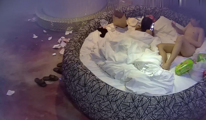 情趣酒店鸟巢浴缸房偷拍反差婊眼镜学妹被舔出水被男友跳蛋加鸡巴双重侍候还欲求不满的样子