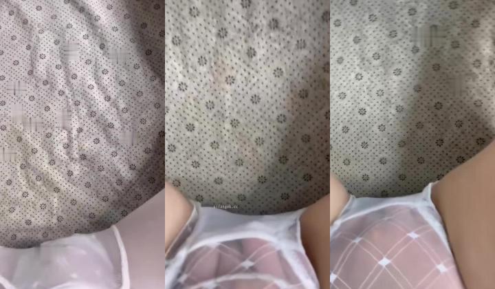 快手骚逼少妇【染宝】肉肉的是个好炮架,颜值还行,道具自慰潮喷,大尺度掰逼诱惑,淫语调教