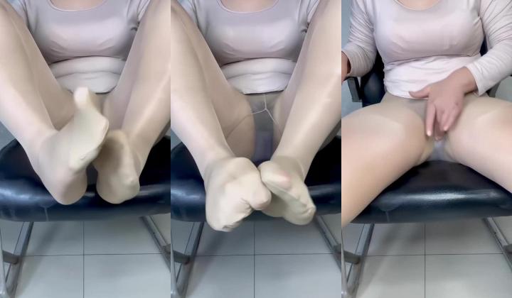 快手骚逼少妇【染宝】肉肉的是个好炮架,颜值还行,道具自慰潮喷,大尺度掰逼诱惑,淫语调教