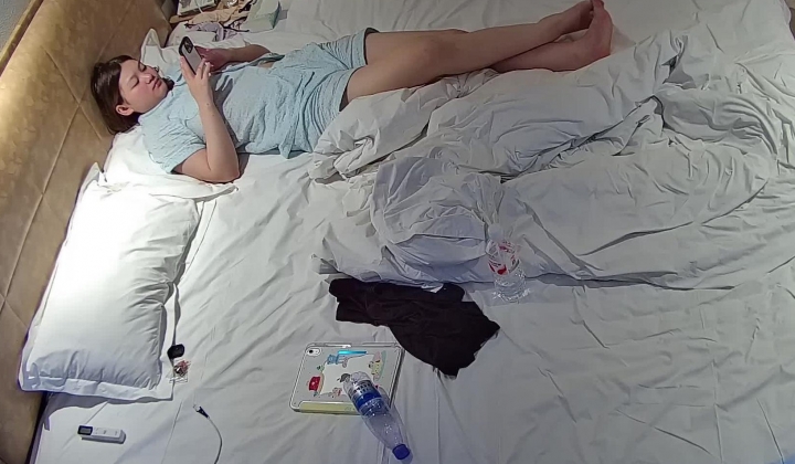 白白嫩嫩的漂亮女友还没清醒就被男友喂屌 床上床下都是战场 还一边操一边用手机拍照