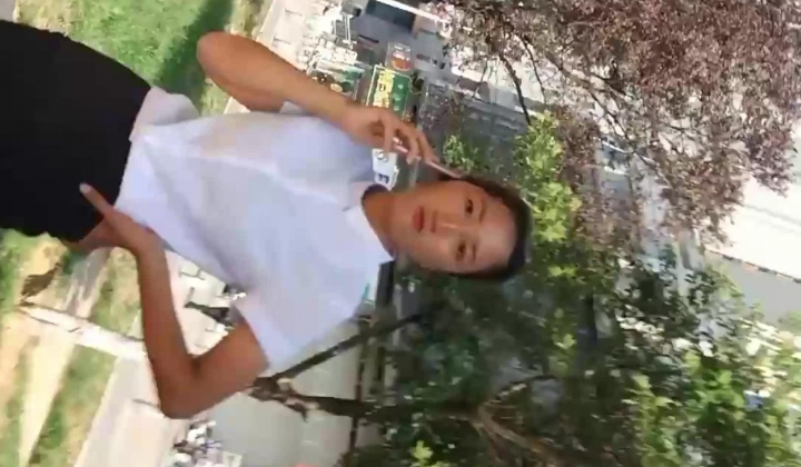 大神小区公厕偷拍高跟楼盘女销售尿尿翻车被手机砸头尾随追出来狡辩偷拍的是外卖小哥干得跑了