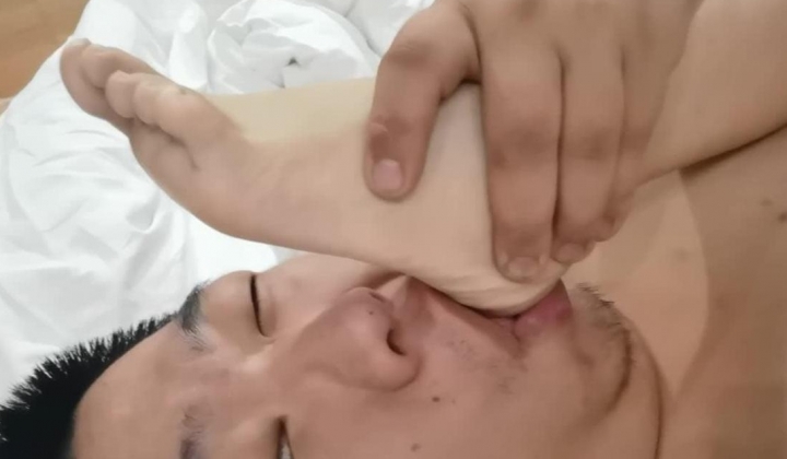 猥琐胖叔迷奸迷玩05年巨乳嫩妹随意摆玩呕吐导尿无套插穴