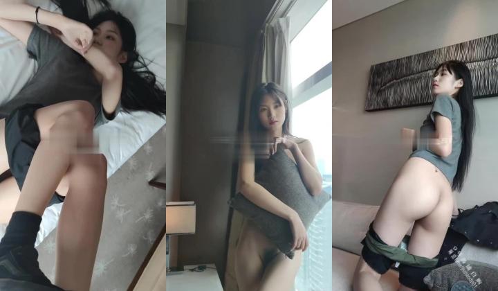 看看这只小兔子的蜕变。刚进门时，她还是那只乖巧的小白兔，眼底满是清纯与青涩。在我一手调教下，她慢慢褪去天真，最终换上那身制服