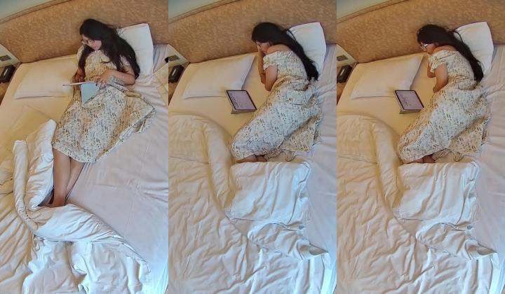 情趣酒店 美女一个人还在专心看书 男友来了还看啥书啊 先抱着啃了再说 然后打一炮 不够就两炮