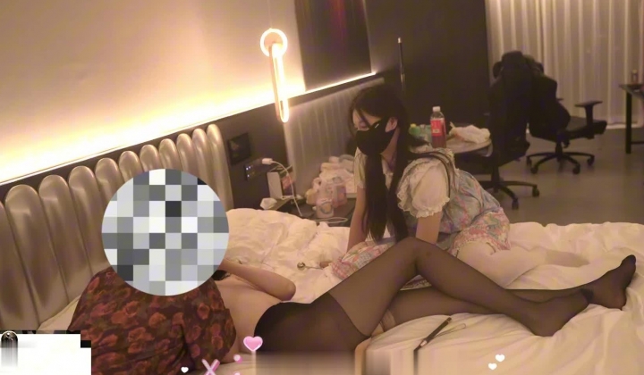 小陈的超绝学姐 学姐发现小陈是大网黄 小陈化身女版打桩机爆插学姐 摄影师看硬了加入 被黑白双丝足