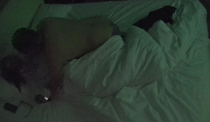 寸头肥佬叫下属少妇出来开房 床上床下又舔又操 把少妇对折站起来干 搞了两炮才让人走