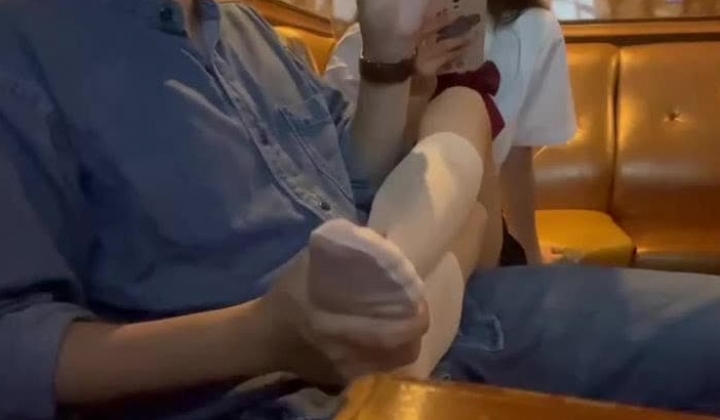 顶级露脸眼镜反差婊！推特金主【采花小盗】圈养青春洛丽塔嫩妹，各种调教喝尿啪啪颜射内射，月经期间也