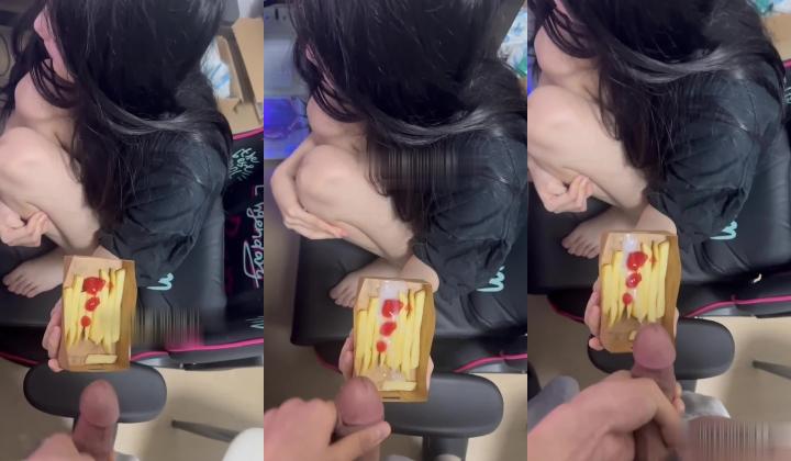 电报群VIP精液盛宴系列！乱伦变态老哥调教母狗堂妹3连发，精液薯条+加唾液加尿加精的冰糖雪梨