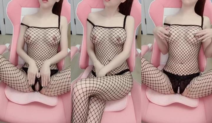 非常性感的SEX 苗条女神，穿着蕾丝格黑丝袜，轻声娇喘更诱人，这皮肤配粉奶粉穴真是绝！