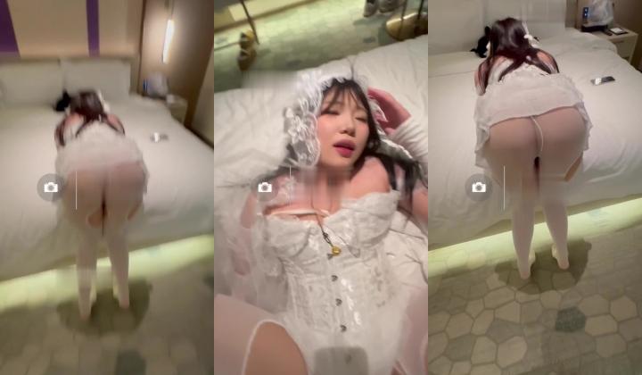 网黄摄影大神『像素诗人』层层叠叠的婚纱，裙摆铺开时像一朵刚盛开的花。婚纱被掀起，腿分开 深入