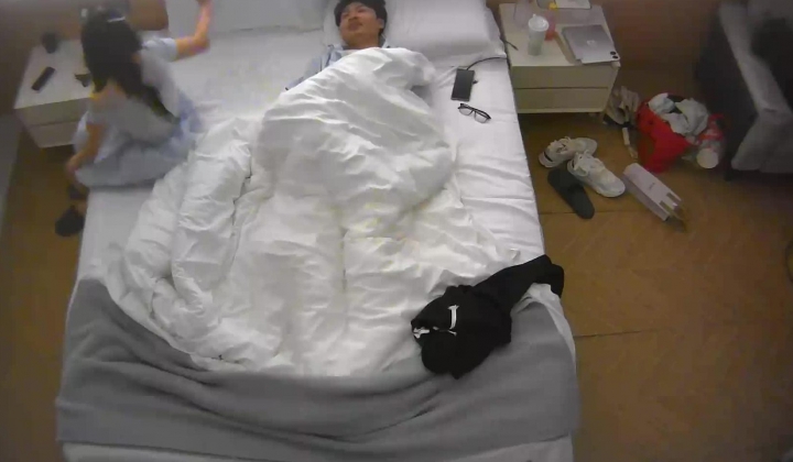酒店偷拍小少妇洗完澡往床上一躺 眼镜男就过去脱内裤了 压上去边操边拍照 良家少妇的毛是真多呢