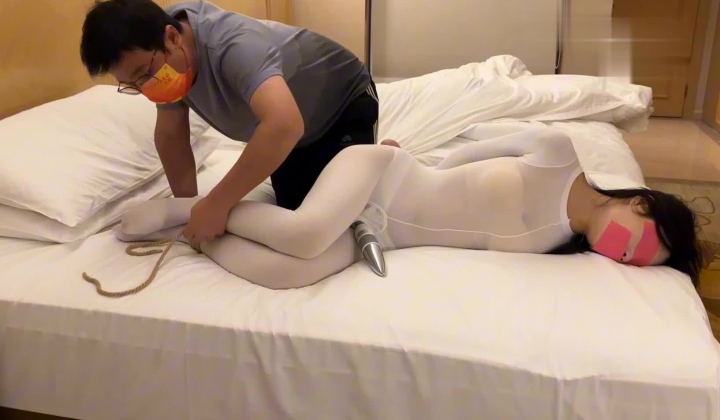 欢乐谷 白丝尤物的深度服从调教