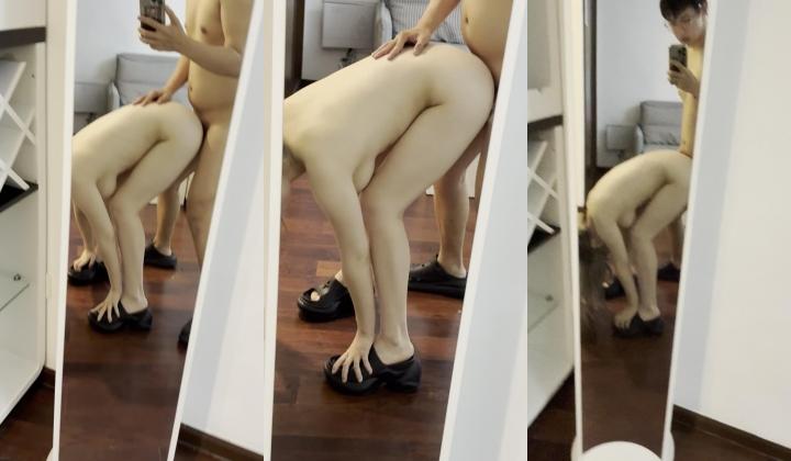 灰发扎双丸子全露脸跪着又舔又吸，舌尖绕着龟头打转还不停抬眼看镜头，真实感拉满