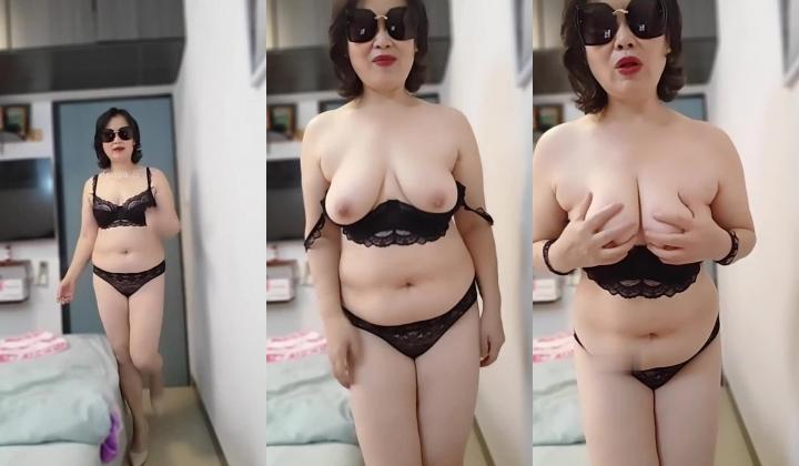 抖音福利！52岁大奶肥臀肉感熟女【慧慧兰兰】内衣全裸展示自X无套啪啪内射户外野战