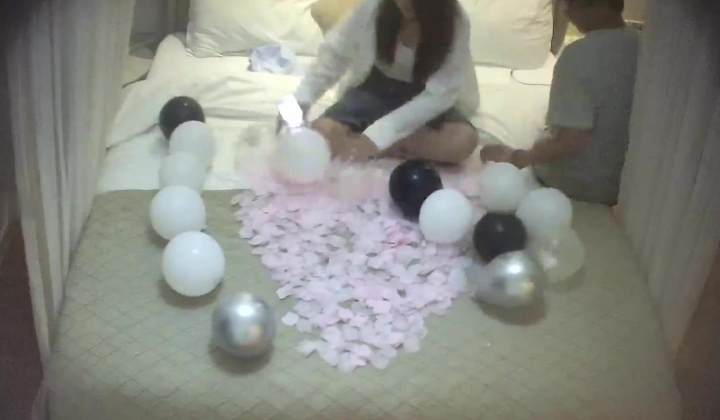 酒店偷拍大学生美女20岁过生日被男友搞的仪式哄开心后被男友一番猛操