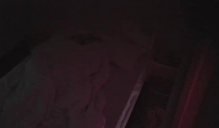 年轻小情侣开房温存 抱在一起接吻温存 扣穴 接着女上位搞完就一起睡了