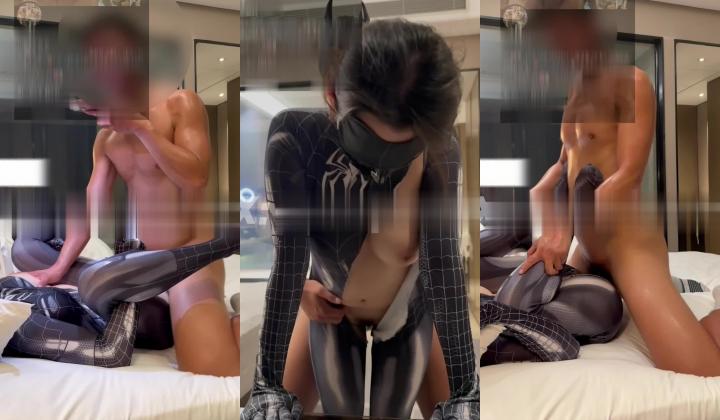 我的枪好长 奶妹穿着蜘蛛侠套装漏不出奶子，直接撕开，抓着奶子后入，爽的不行了~骚奶子晃的我晕奶了~抓着腰就是抽插