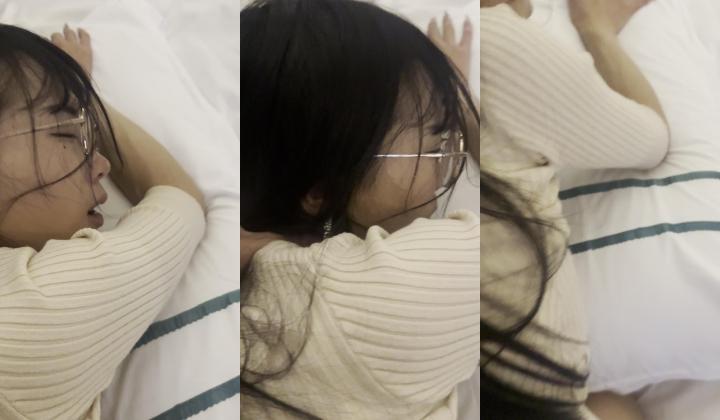 九江金框眼镜小少妇被从后面抓着头发猛干浪叫 红光下含着手指深喉再骑乘被后入