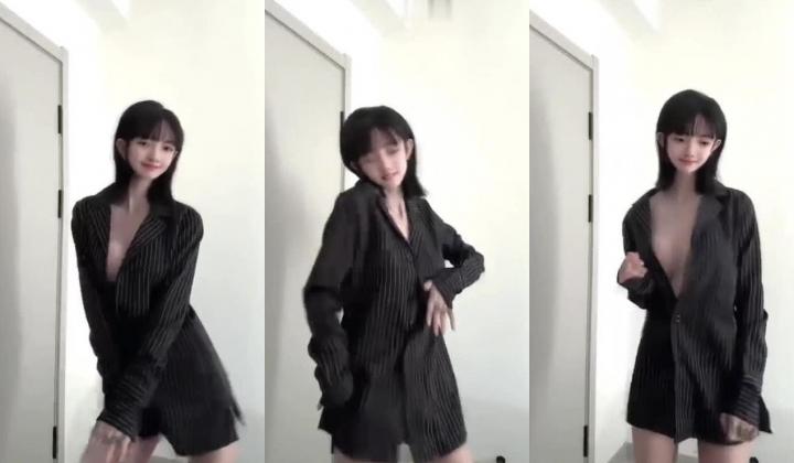 颜值嫩妹【小小】骚逼主播,纹身小太妹,全身科技,这奶隆得有点过了,逼毛浓密,裸舞诱惑求打赏