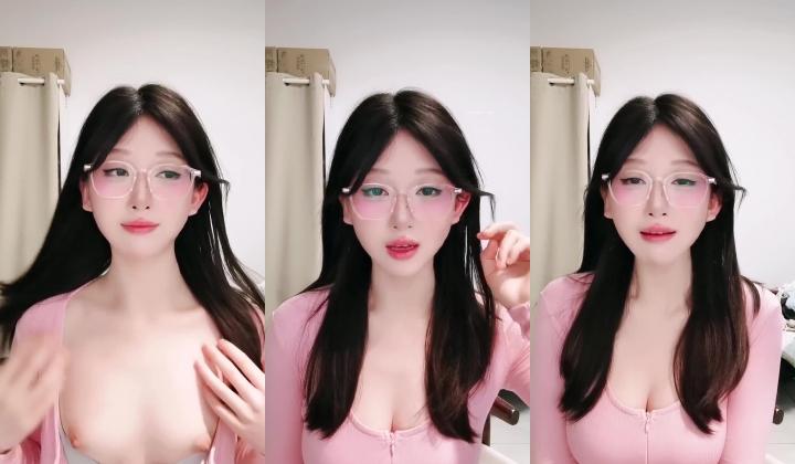 ️十个眼镜九个骚~好漂亮 反差女大学生无敌翘臀 扒开粉穴 丝袜诱惑