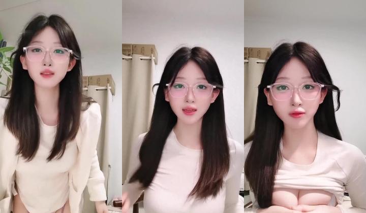 ️十个眼镜九个骚~好漂亮 反差女大学生无敌翘臀 扒开粉穴 丝袜诱惑