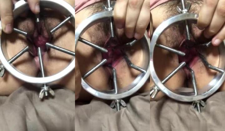 《稀缺资源猎奇极品调教》不喜勿下，绝对折磨！变态妹子一系列反人类式虐阴~胶水封、逼拔罐、马桶刷插