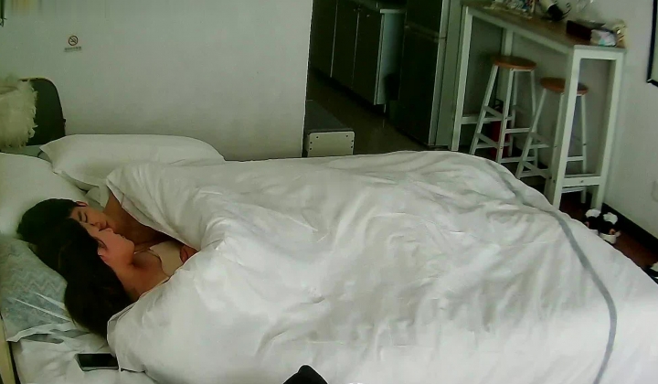 酒店偷拍反差婊斯文眼镜美女和精瘦男友一边做爱一边拿手机自拍被男友打桩表情销魂