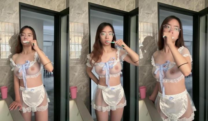 郑州超大奶高颜值女友 淋浴头对准穴自己抠特写掰开给男友看 巨乳多毛全给镜头