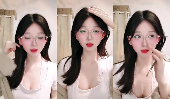 ️十个眼镜九个骚~好漂亮 反差女大学生无敌翘臀 扒开粉穴 丝袜诱惑
