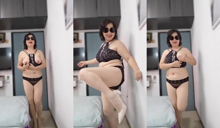 抖音福利！52岁大奶肥臀肉感熟女【慧慧兰兰】内衣全裸展示自X无套啪啪内射户外野战