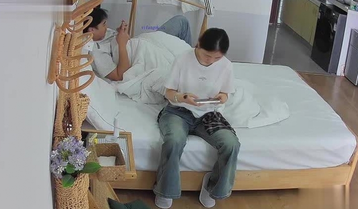 乐橙酒店偷拍 长相初恋脸清纯牛仔裤女孩被男友拿下还在女友屁股和大腿上做针灸