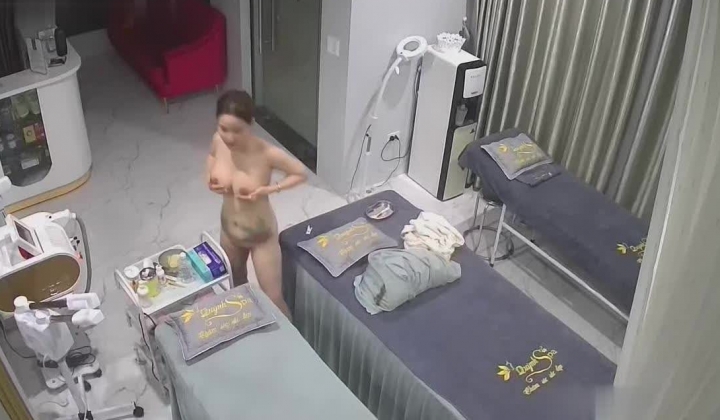 黑客破解美容院监控摄像头偷拍没人的时候老板娘自恋的展示性感身材和纹身