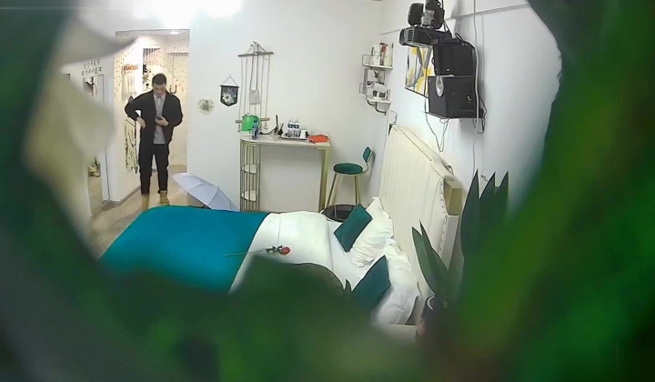 乐橙酒店稀有绿叶房高清偷拍 ️新婚夫妻穿着婚纱和中式旗袍做爱
